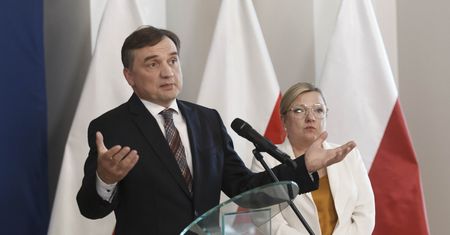 Ziobro powiedział, co zrobi w sprawie aut spalinowych. W rządzie głośno trzeszczy
