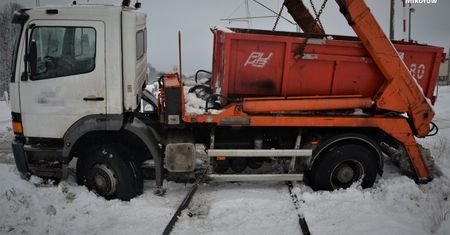 Orzesze. Kierowca zaufał nawigacji, utknął na torach kolejowych