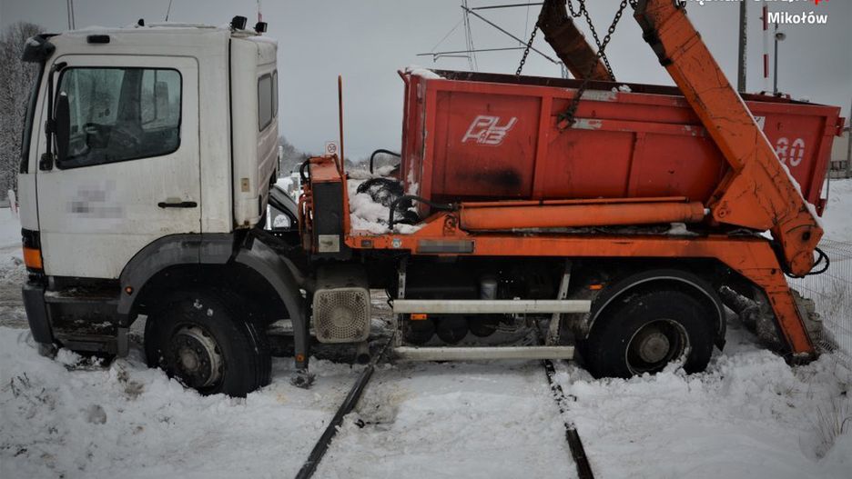 Orzesze. Kierowca przy pomocy nawigacji jazdę skończył na... torach kolejowych.