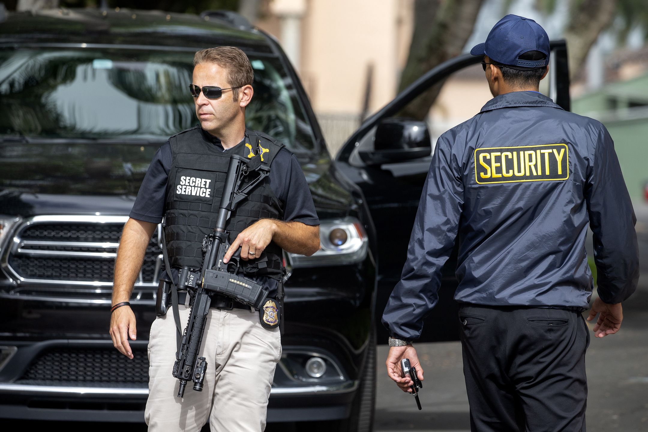 Authorities stand outside Mar-a-Lago, the residence of former president Donald Trump, amid reports of the FBI executing a search warrant as a part of a document investigation, in Palm Beach, Florida, USA, 09 August 2022. EPA/CRISTOBAL HERRERA-ULASHKEVICH Dostawca: PAP/EPA.