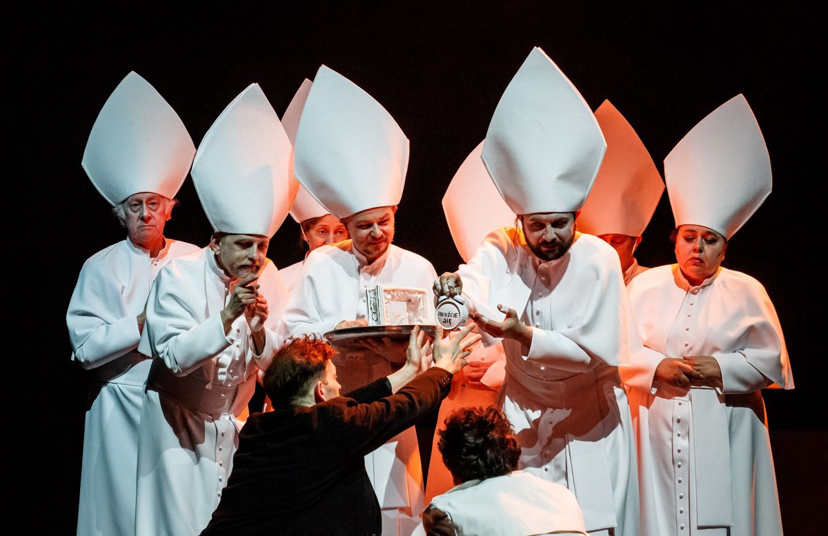 Biskupi w spektaklu Teatru Śląskiego "Odys i świnie, czyli opowieść mitomana"