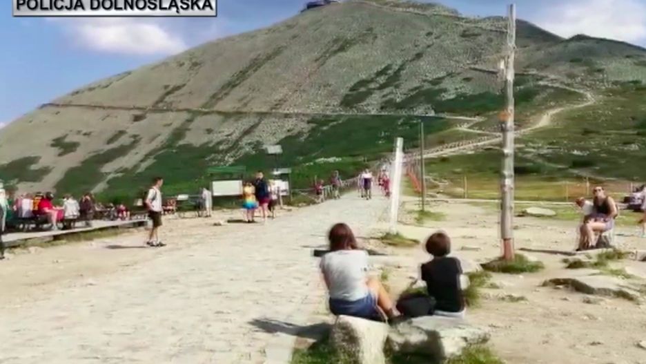 Koronawirus w Polsce. Kontrole w Karpaczu i na szlakach górskich. Policjanci apelują do turystów