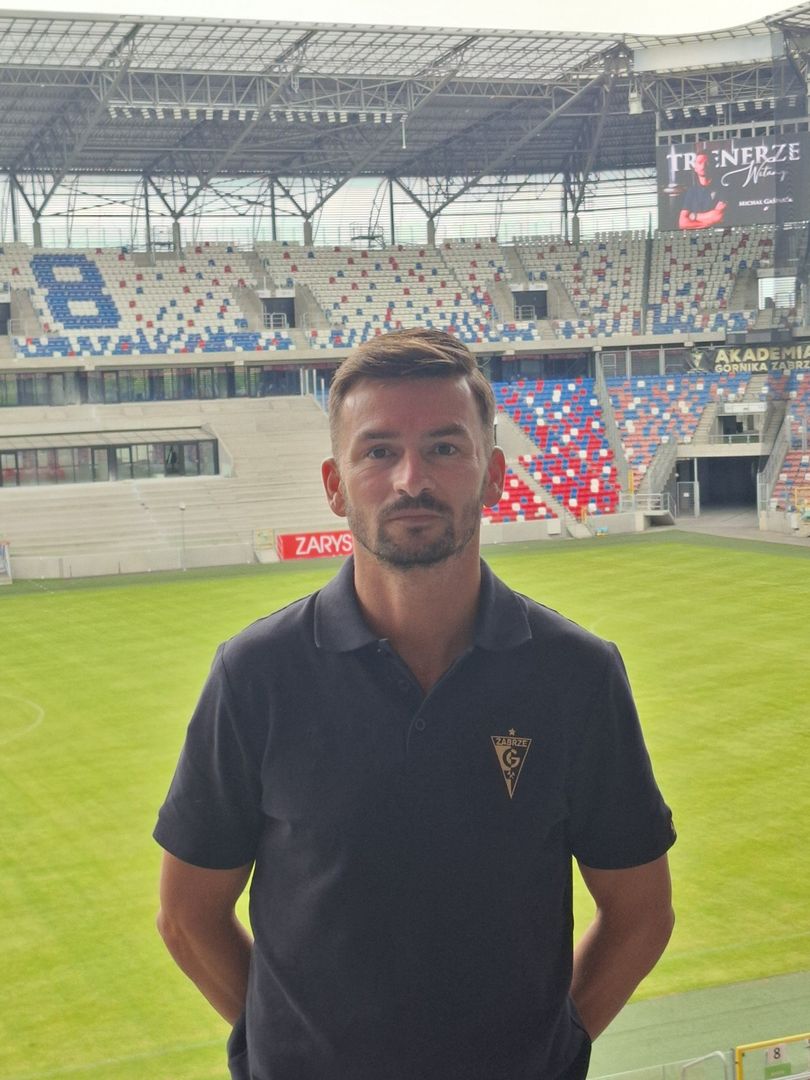 Nowy trener Górnika Michal Gasparik, a w tle czwarta trybuna Areny Zabrze, na której w dolnej części, brakuje jeszcze krzesełek. Na górze z siedzisk graficznie utworzono rok powstania klubu - 1948.
