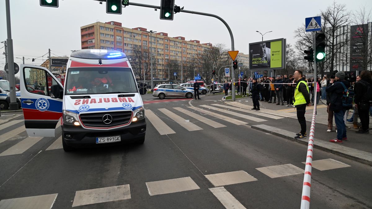 miejsce wypadku
Marcin Bielecki
akcja ratunkowa, ambulans, blokada, centrum miasta, funkcjonariusze, gapie, gapi�w, karetka pogotowia, media, miejsce wypadku, osobowy, osob�wka, pierwsza pomoc, pieszych, Plac Rod�a, pogotowie, policja, policjanci, poszkodowani, poszkodowanych, przechodnie, rannych, ratownictwo medyczna, samochodowy, samoch�d, skrzy�owanie, s�u�by ratunkowe, szczycie komunikacyjnym, t�um, ucieczka kierowcy, ucieczka sprawcy wypadku, ucieczka z miejsca wypadku, udzielanie pierwszej pomocy, ulica, ulicy, wjechanie w grup� os�b, wypadek, wypadek w Szczecinie, zablokowanie, zdarzenie masowe, zebrze