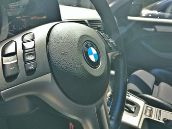 Udawali, że chcą kupić auto. Próba kradzieży BMW w Pionkach