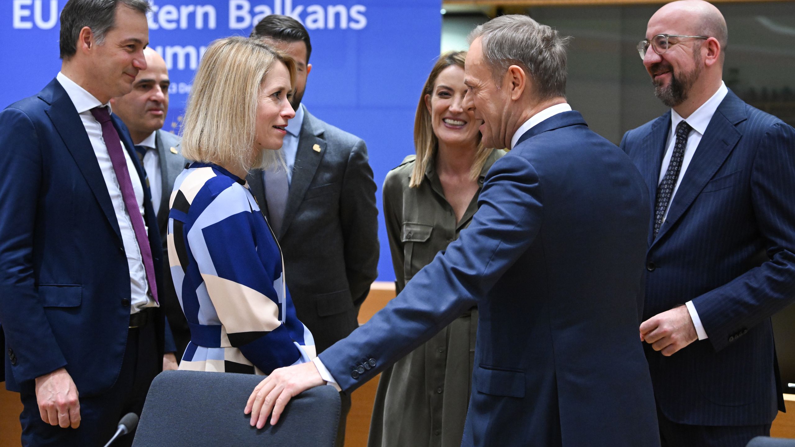 Od lewej premier Belgii Alexander de Croo, premierka Estonii Kaja Kallas, szefowa PE Roberta Metsola, premier RP Donald Tusk i szef Rady Europejskiej Charles Michel. Liczne decyzje ws. rozszerzenia UE i reform jej systemu politycznego przypadną na kadencję Tuska