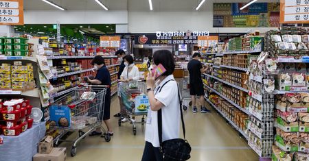 Malejące produkty w sklepach. Korea Południowa wprowadza karę