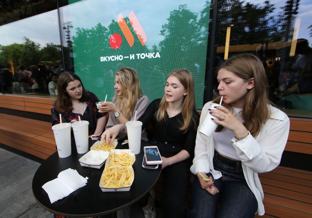 Młode Rosjanki przed siecią Vkusno i Toczka, która zastąpiła w Rosji sieć McDonald's