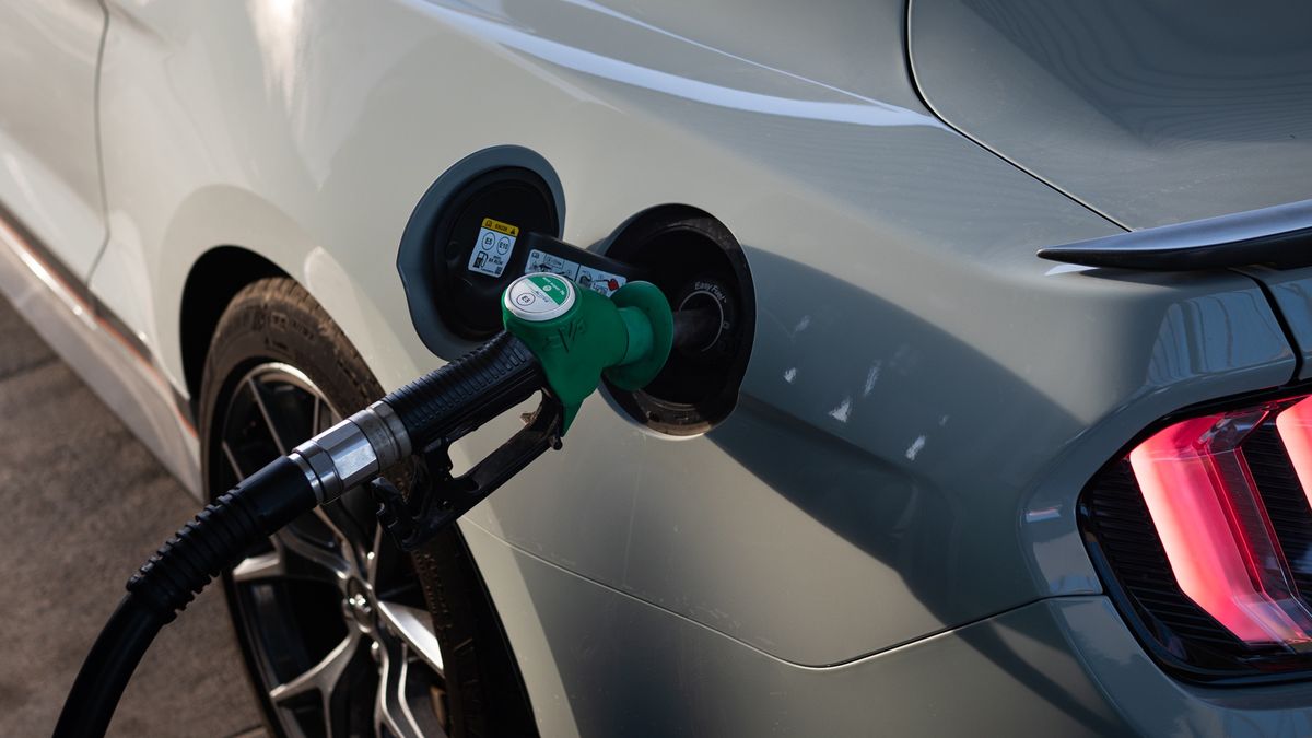 Tankowanie forda mustanga