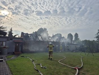 Pożar w Kramsku – budynek gospodarczy spłonął, ale dom ocalał