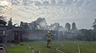 Pożar w Kramsku – budynek gospodarczy spłonął, ale dom ocalał