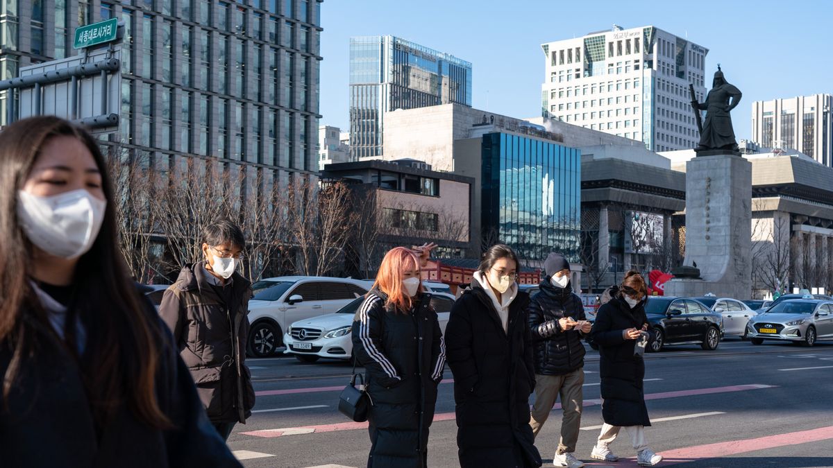 Daily Life In Seoul
People cross the street at Gwanghwamun Square on December 30, 2022, in Seoul, South Korea. Daily life of the end of the year is seen in Seoul. (Photo by Kichul Shin/NurPhoto via Getty Images)
NurPhoto
gwanghwamun, square, cross walk, tourists, travller, travllers, tour, the end of the year