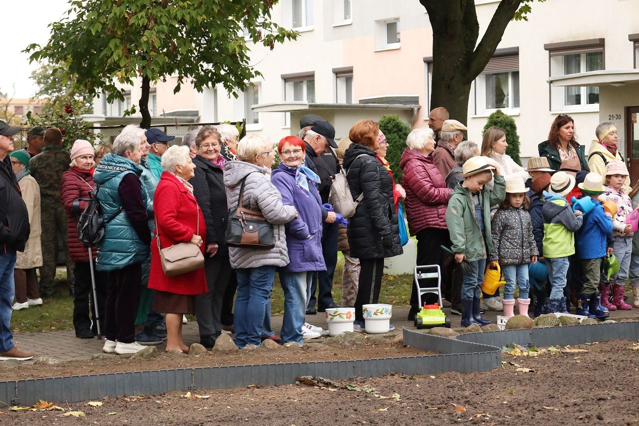 Śrem: Nowy skwer powstał przy współpracy  przedszkolaków i seniorów