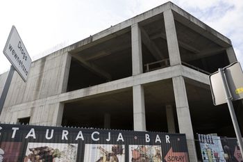 Wieliczka ma swojego szkieletora. Straszy przy głównej drodze do Krakowa. Wznowienie budowy? Kończy się na zapowiedziach