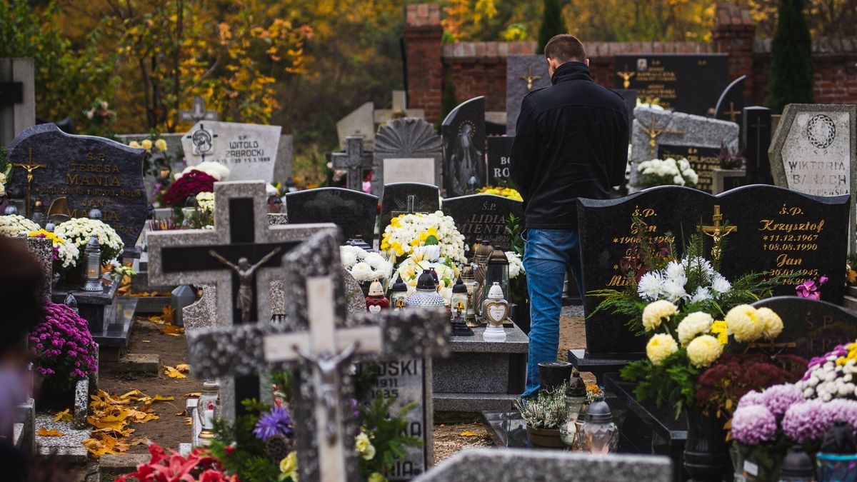 Koronawirus - zamkni?te cmentarze
01.11.2020 - Stara Kiszewa, Zamkniete Cmentarze dla ludzi w Wszystkich Swietych. Otwarty cmentarz przy parafi Sw Marcina. Ludzie na cmentarzu  n/z    |  Fot. Karol Makurat/REPORTER
Karol Makurat/REPORTER