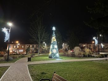 Iwaniska: Zobacz, jak prezentują się świąteczne iluminacje w mieście