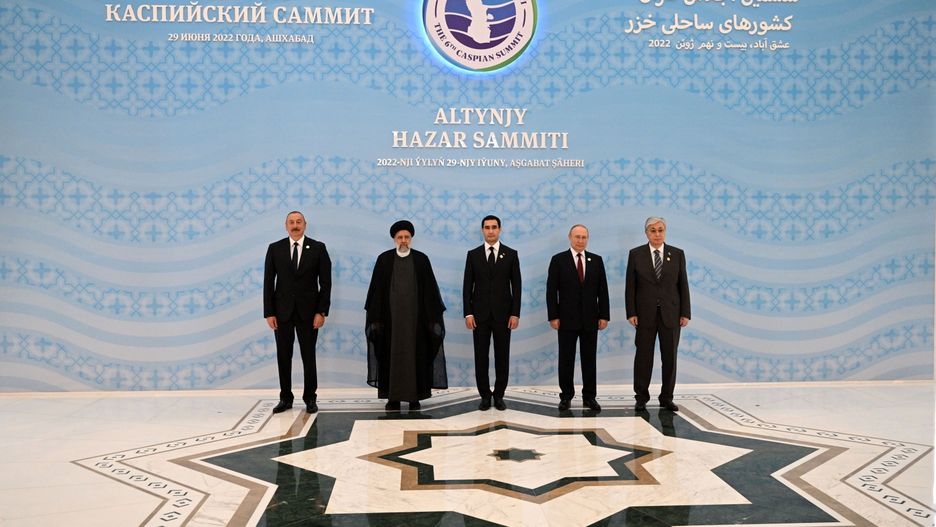 Russian President Vladimir Putin attends Caspian Summit in Turkmenistan
epa10041344 (L- R) Azerbaijan President Ilham Aliyev, Iran President Ebrahim Raisi, Turkmenistan President Serdar Berdymukhamedov, Russian President Vladimir Putin and Kazakhstan President Kassym-Jomart Tokayev pose during family photo ceremony at the 6th Caspian Summit in Ashgabat, Turkmenistan, 29 June 2022. President of Azerbaijan Ilham Aliyev, President of Iran Ebrahim Raisi, Russian President Vladimir Putin and President of Kazakhstan Kassym-Jomart Tokayev are taking part in the summit at the invitation of Turkmen leader Serdar Berdimuhamedov. One of the main issues of the VI Caspian Summit is the organization of a transport corridor through the Caspian Sea. The Trans-Caspian route is the most optimal, fastest, and capable of becoming very active in terms of Russian exports to India, Pakistan, Indonesia, Malaysia and, on the other hand, to the Persian Gulf states. In the opposite direction, it will work for Russia to receive various imported goods.  EPA/DMITRY AZAROV / SPUTNIK / KREMLIN POOL MANDATORY CREDIT 
Dostawca: PAP/EPA.
DMITRY AZAROV / SPUTNIK / KREMLIN POOL