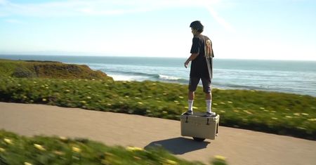 Onewheel x Yeti to najszybsza lodówka na świecie. Elektryczna deska i schładzacz piwa