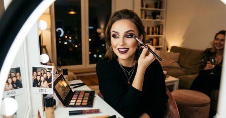 Koniec z "Clean Girl". Dlaczego w 2026 roku wszystkie chcemy znów wyglądać jak w 2016?