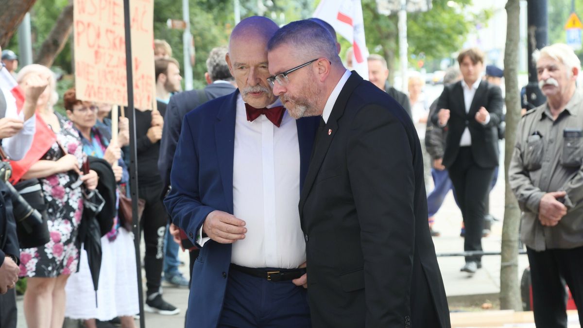 Demonstracja Konfederacji Korony Polskiej przed Sejmem
Fot. Wojciech Olkusnik/East News, Warszawa, 25.07.2024. Demonstracja przed Sejmem ph. "Stop wciaganiu Polski w nie nasza wojne" organizowana przez Konfederacje Korony Polskiej. N/z: Janusz Korwin-Mikke i Grzegorz Braun.
Wojciech Olkusnik