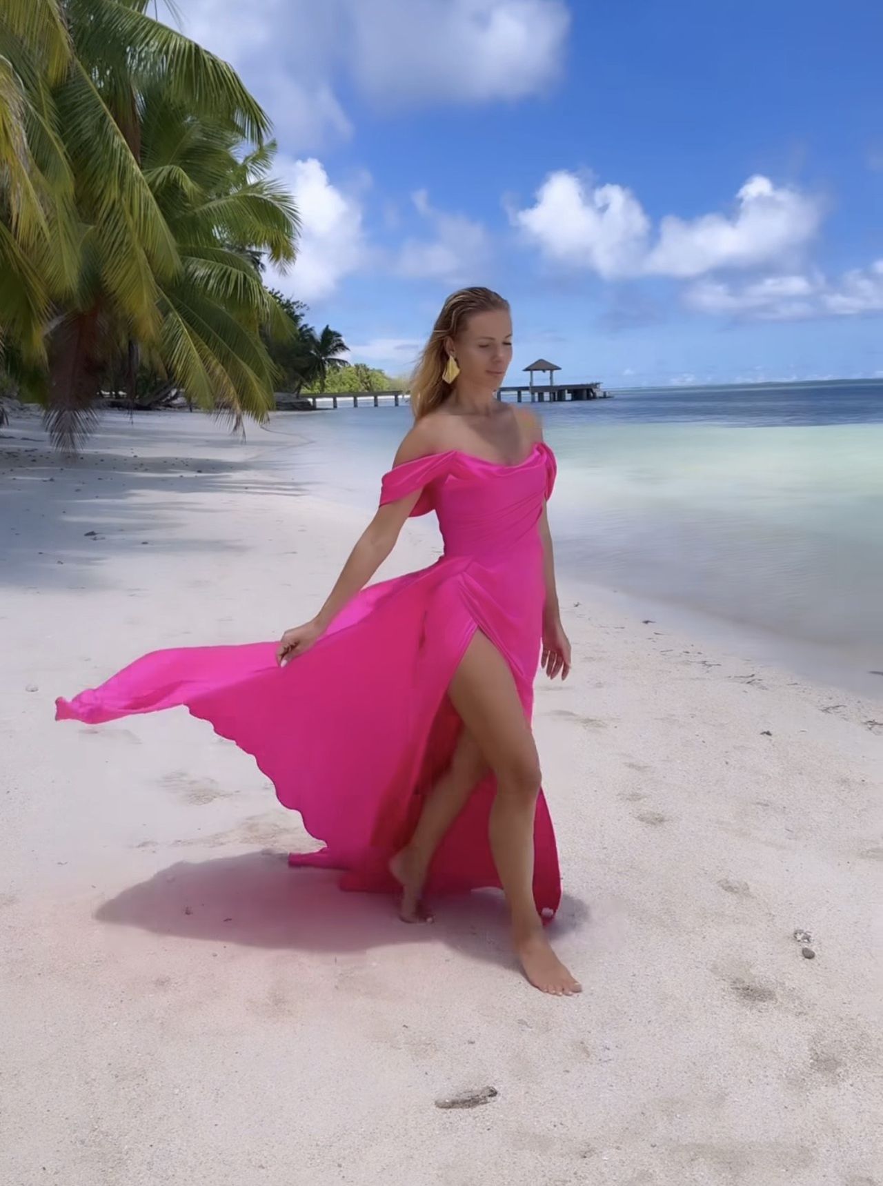 Izabela Janachowska w różowej sukni na plaży