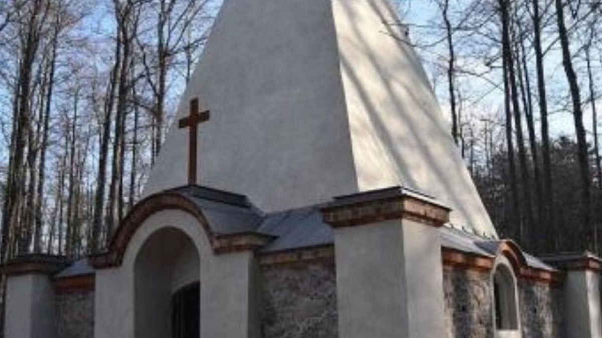 Piramida w Rapie na terenie Nadleśnictwa Czerwony Dwór. 