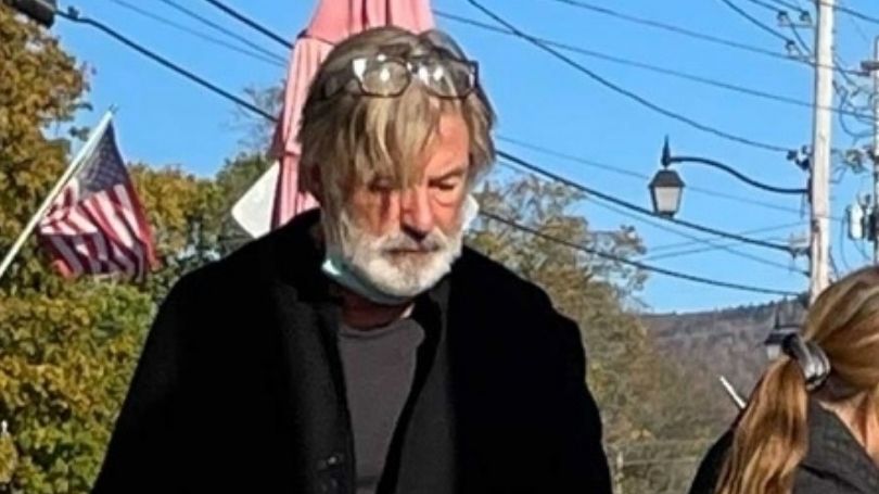 Przybity Alec Baldwin odbiera jedzenie na wynos