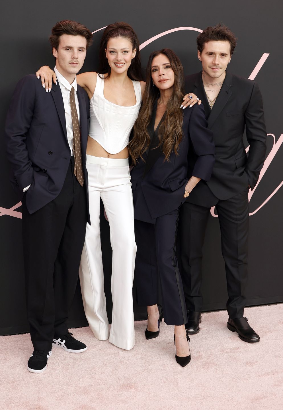 Cruz Beckham, Nicola Peltz, Victoria Beckham i Brooklyn Beckham