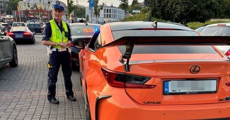 „Stop – drift” w Lublinie. Policja znów uderzyła w brawurowych kierowców. Dziesiątki zatrzymanych dowodów rejestracyjnych [ZDJĘCIA]