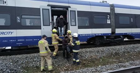 Piekoszów: Awaria pociągu Intercity. Ewakuowano blisko sto osób [zdjęcia]