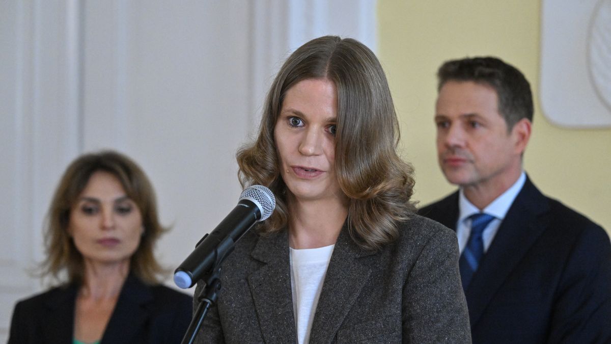 Warszawa, 15.07.2026. Nowe wiceprezydentki stolicy Magdalena Młochowska (C) i Izabela Marcewicz-Jendrysik (L) oraz prezydent m.st. Warszawy Rafał Trzaskowski (P) na konferencji prasowej w Warszawie, 15 bm. Podczas spotkania przedstawione zostały dwie nowe osoby powołane na stanowiska zastępców prezydenta m.st. Warszawy. (aldg) PAP/Piotr Nowak