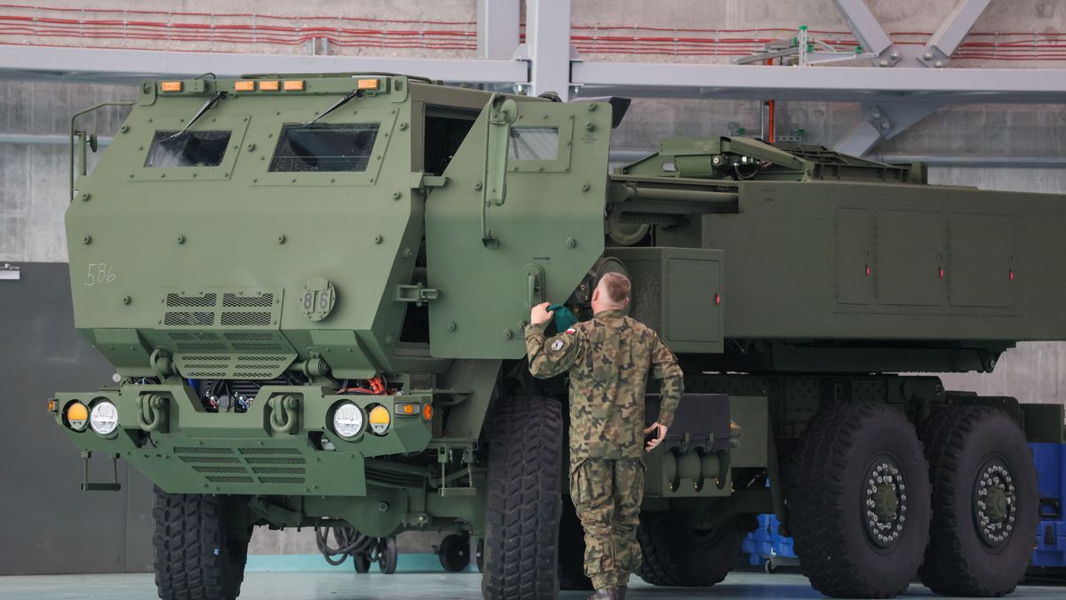 wyrzutnie rakiet Himars
Warszawa, 15.05.2023. Zestawy artylerii rakietowej dalekiego zasi�gu HIMARS w 1. Bazie Lotnictwa Transportowego w Warszawie, 15 bm. W 2019 r. Polska za 414 mln dolar�w kupi�a 20 zestaw�w HIMARS (z 18 wyrzutniami bojowymi i dwiema �wiczebnymi). (ls/ibor) PAP/Leszek Szyma�ski
Leszek Szyma�ski
Baza, High Mobility Artillery Rocket System, Himars�w, M142 HIMARS, obrona, opancerzona ci�ar�wka, Oshkosh M1140, pojazd, polityka, wojsko, wydarzenie, wyrzutnia rakiet, �o�nierze, bojowy, �wiczebne, sprz�t, wojska polskiego, wojskowy, wyrzutnie bojowe, zakup, zestaw, zestawy, �o�nierz