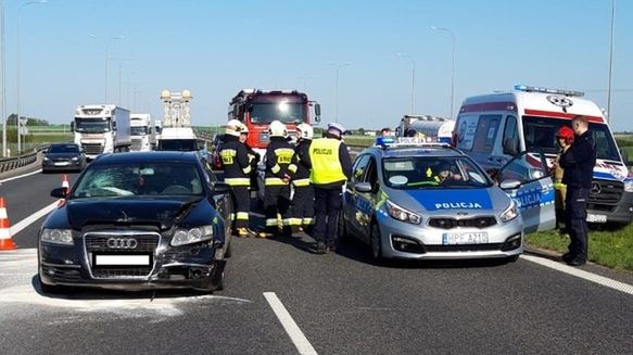Ucieczka przed policją skończyła się dla kierującej audi wypadkiem