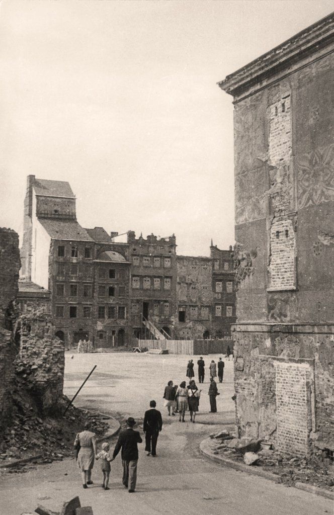 Na zdjęciu Rynek Starego Miasta. Podczas okupacji Stefan Rassalski, pseudonim „Ster”, pracował w tajnym laboratorium fotograficznym, które mieściło się na terenie Politechniki Warszawskiej. W czasie Powstania Warszawskiego Rassalski był jednym z fotoreporterów Armii Krajowej, działającym w rejonie południowego Śródmieścia. Wykonał wtedy kilkaset zdjęć ukazujących walki powstańcze oraz płonącą Warszawę.