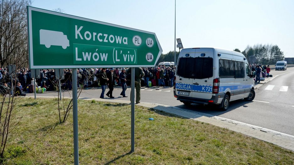 Szczepienia dla Ukraińców przybywających do Polski zapowiada CM Medyk w Rzeszowie. Na fot. masowe wyjazdy obywateli Ukrainy po wprowadzeniu obostrzeń epidemicznych podczas pierwszej fali epidemii w 2020 roku