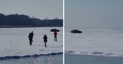 Auto na zamarzniętym jeziorze. Policja reaguje