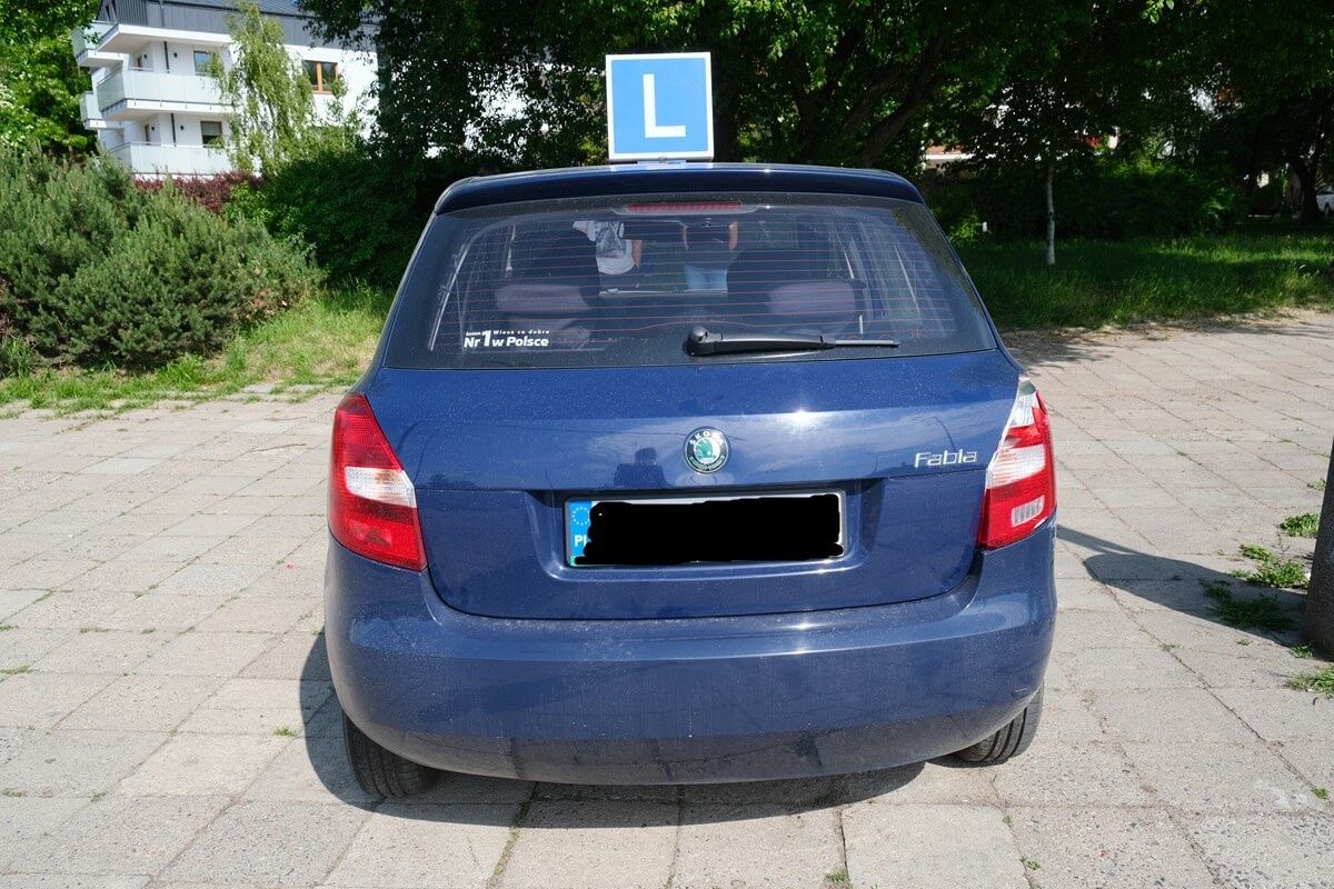 uszkodzona skoda nauki jazdy zespołu szkół samochodowych