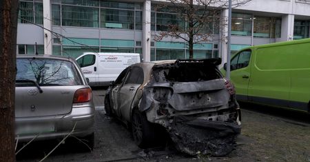 Warszawa. Pożar samochodów. Na Muranowie spłonęły dwa auta [ZDJĘCIA]