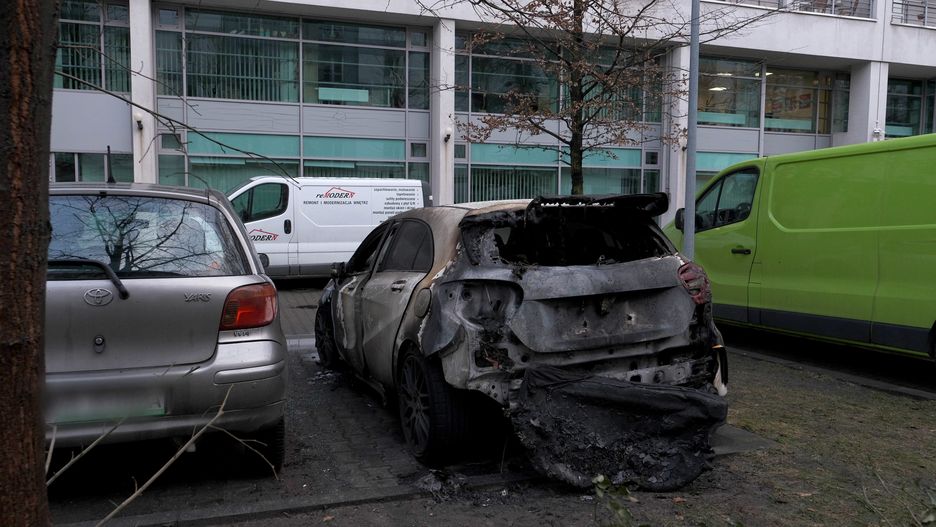 Warszawa. Pożar samochodów na Muranowie 