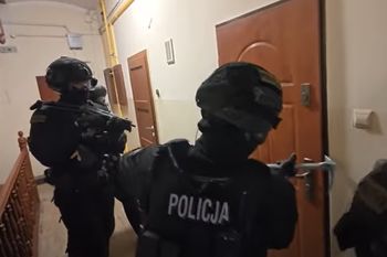 Zmuszali kobiety do prostytucji. Policja zatrzymała 13 osób