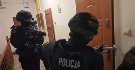 Zmuszali kobiety do prostytucji. Policja zatrzymała 13 osób