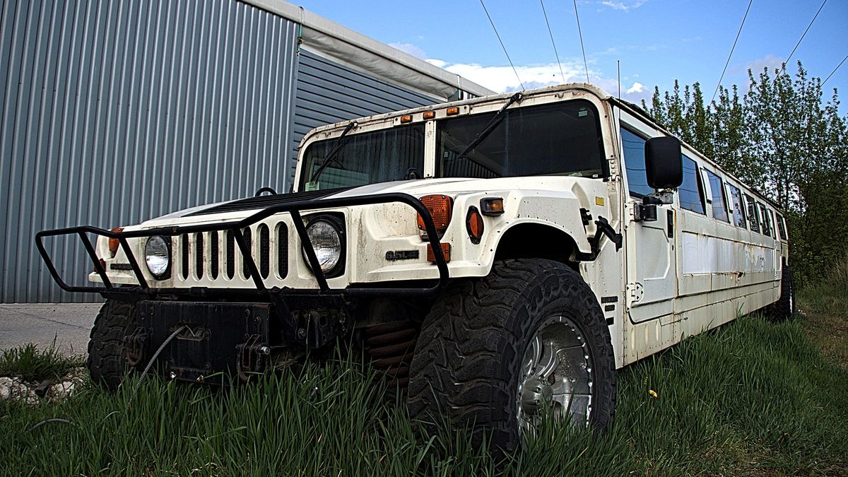 Zdjęcie dnia. Wojskowy hummer schowany na obrzeżach nieczynnej fabryki 1