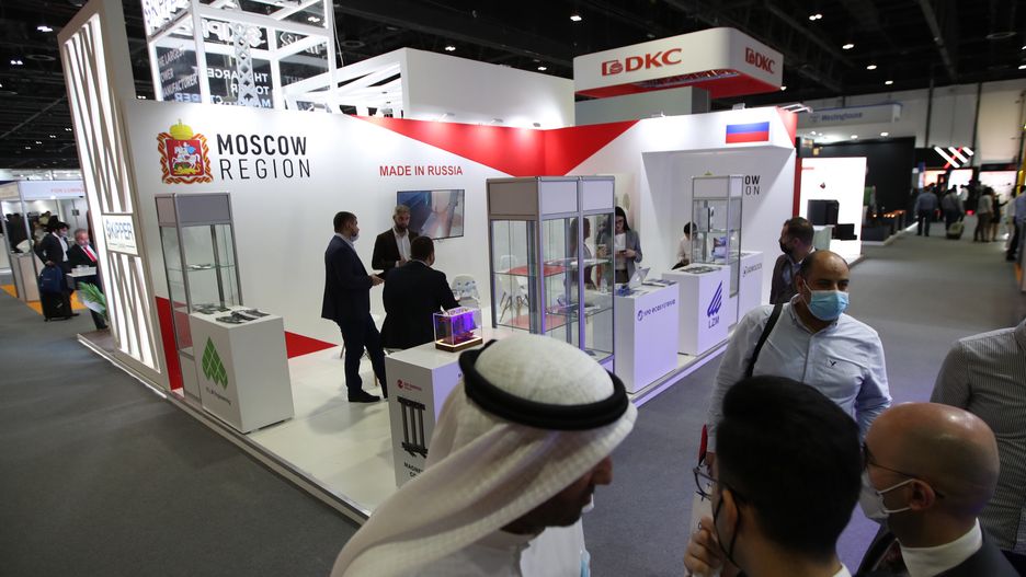  epa09807315 Visitors and exhibitors gather at the Russian Moscow Region stand during the Middle East Energy Dubai 2022 Exhibition in thre Gulf Emirate of Dubai, United Arab Emirates, 07 March 2022. The about 500 exhibitors present their latest innovations and newest technology during the 47th edition of Middle East Energy exhibition which is running until 09 March 2022.  EPA/ALI HAIDER Dostawca: PAP/EPA.