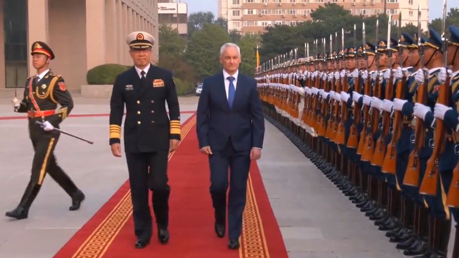 Szef rosyjskiego MON w Pekinie. Przywitany z honorami