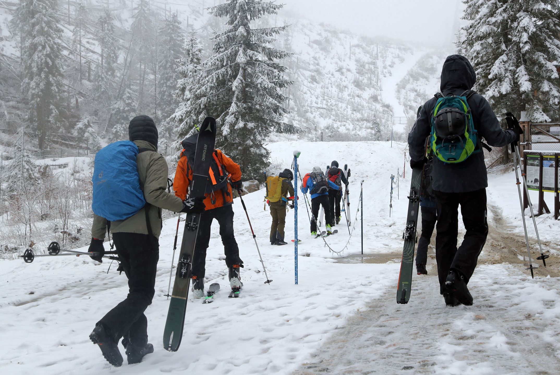 Zakopane 01.04.2022. Opady śniegu w Zakopanem. Po okresie słonecznej, wiosennej pogody temperatura się obniżyła i spadł śnieg. (kf) PAP/Grzegorz Momot
