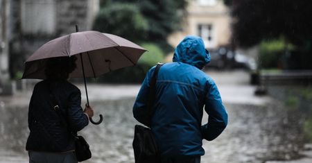 Pogoda. Ulewne deszcze nad Polską. Zalane ulice, szkoły podstawowe