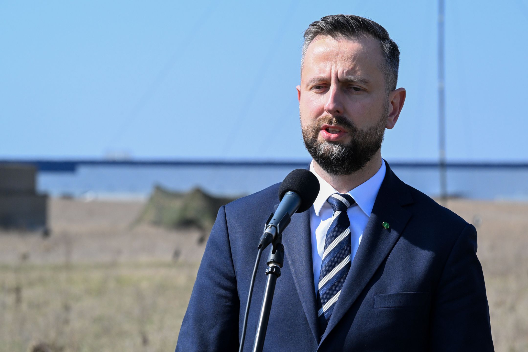 W�adys�aw Kosiniak-Kamysz
Jasionka, 26.03.2025. Wicepremier, szef MON W�adys�aw Kosiniak-Kamysz po spotkaniu z polskimi i norweskimi �o�nierzami w bazie wojskowej w podrzeszowskiej Jasionce, 26 bm. (mr) PAP/Darek Delmanowicz
Darek Delmanowicz
armia, baza w Jasionce, baza wojskowa, minister, MON, obrony narodowej, spotkanie z �o�nierzami, wizyta, wizyta szefa MON, wojsko, bezpiecze�stwo, polityk, polityka, Kosiniak Kamysz