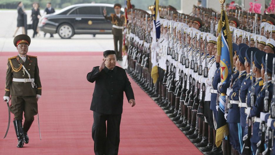 Kim Dzong Un Spotka sie w Władimirem Putinem. Na fot. pożegnanie przed podróżą do Rosji