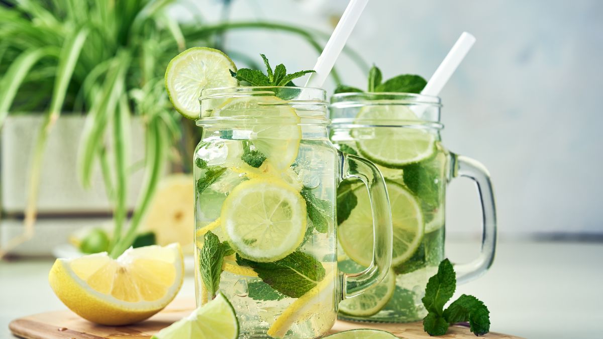 Świeża lemoniada to popularny napój w upalne dni