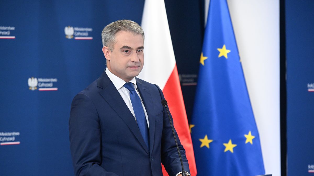 Warszawa, 21.08.2024. Minister cyfryzacji Krzysztof Gawkowski podczas konferencji prasowej w siedzibie Ministerstwa Cyfryzacji w Warszawie, 21 bm. Temat konferencji: ePłatności w mObywatelu!. (jm) PAP/Radek Pietruszka